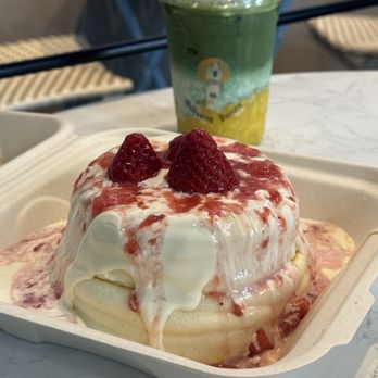 The Screaming Parrots Cafe - Strawberry Tiramisu Souffle + Mango Matcha Latte - Desserts Near Me - Redmond, Washington The Screaming Parrots Cafe - Strawberry Tiramisu Souffle + Mango Matcha Latte - Desserts Near Me - Redmond, Washington
