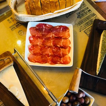 Wine Quay Bar - Goat cheese selection, chorizo, bread and olives - Wine Bars Near Me - Porto, 13 Wine Quay Bar - Goat cheese selection, chorizo, bread and olives - Wine Bars Near Me - Porto, 13