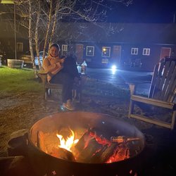 Cobble Mountain Lodge - Satisfied guest at the fire pit!