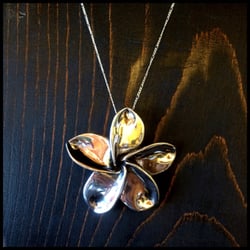 Ayla - Beautiful flower pendant