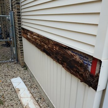 Rosso Handyman Services - Rotten wood behind fallen siding. - Electricians Near Me - Chicago, Illinois