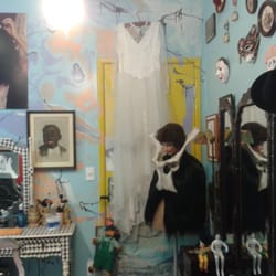 Llolla lab & Peluquero - Atrás do vestido de noiva: a porta amarela, sítio de criação do cabeleireiro Felipe Shuman.