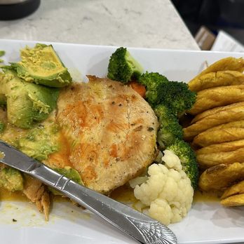 La Flor De Broadway - Pechuga al Limon o Ajillo / Grilled Chicken Breast - Caribbean Near Me - New York, New York La Flor De Broadway - Pechuga al Limon o Ajillo / Grilled Chicken Breast - Caribbean Near Me - New York, New York