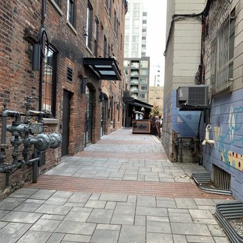 The Parlour - Entrance way. (You have to go down this alley off King to get to their entrance) - Pizza Near Me - Toronto, Ontario