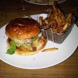 Le boeuf volant - Burger (180 gr) boeuf drye adges Espagne / frites au couteau / sauce à la Fourme d'Ambert.