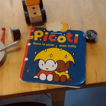 Menetrey, Pommier Garni - There's a selection of books and activities to help keep small children occupied. - Food Near Me - Meinier, GE Menetrey, Pommier Garni - There's a selection of books and activities to help keep small children occupied. - Food Near Me - Meinier, GE