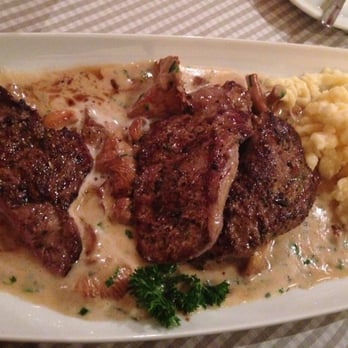 Restaurant Almstüble - Rehmedallions auf Burgundersauce mit Pfifferlingen und hausgemachten Spätzle. - International Near Me - Oberkirch, BW