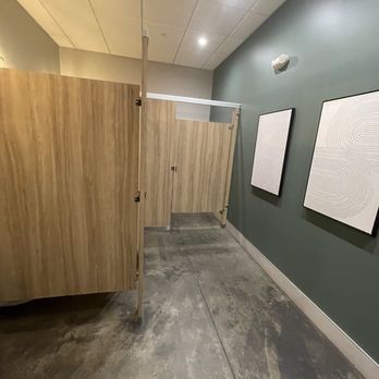 House 1830 - Ladies restroom - Cocktail Bars Near Me - Rogers, Arkansas