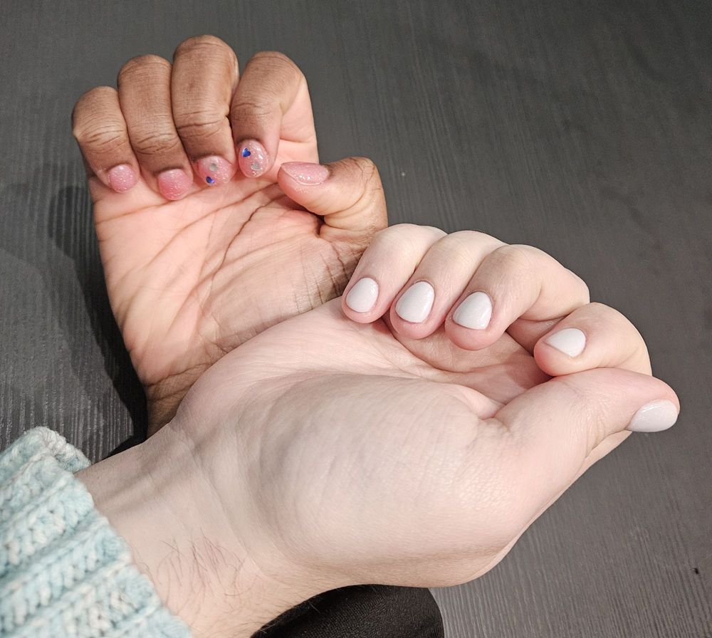 Vernon Nails Bar And Spa Logo
