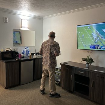 Sequoia Inn - Living room - Hotels Near Me - Hanford, California Sequoia Inn - Living room - Hotels Near Me - Hanford, California