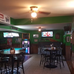 Somers House - A few tables , plenty of room. Pool  decent jukebox.