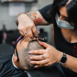 Mr Barber - Cristina performing a straight razor line up