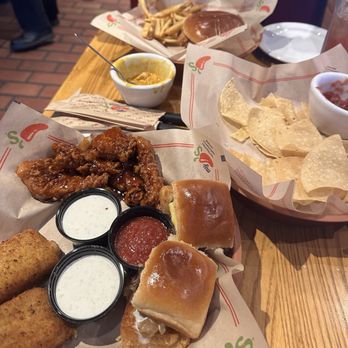 Chili's - Triple Dipper Chips & Salsa Crispy Chicken Sandwich - Tex-Mex Near Me - Cypress, California