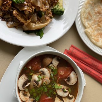 Taan Thai Station - Tom Yum Soup, Roti naan 1 piece - Thai Near Me - Ridgewood, New Jersey
