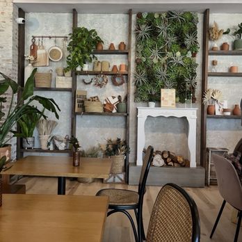 Hatch 44 Cafe - Wall decor - Cafes Near Me - Metuchen, New Jersey