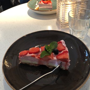 By Juuls - Het dessert: witte chocoladetaart met aardbeien! Mmmm... - Cafes Near Me - Domburg, ZE