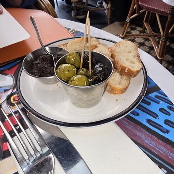 La Belle Ferronière - Starter tapenade and olives - Brasseries Near Me - Paris, 75