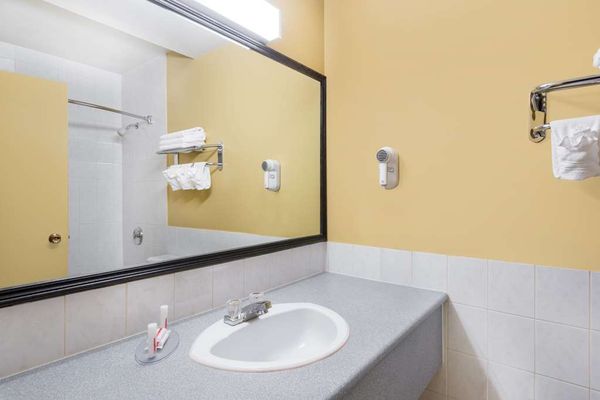 Super 8 by Wyndham Thunder Bay by null