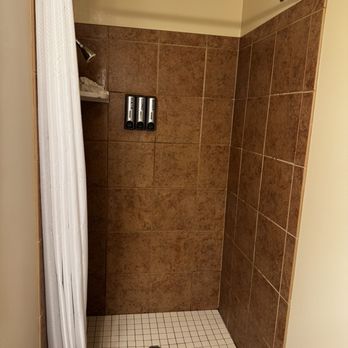Meadowmont Lodge - Arnold - Shower - Hotels Near Me - Arnold, California