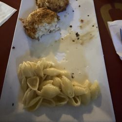 Washington Hotel - Mac n cheese & crab cakes.