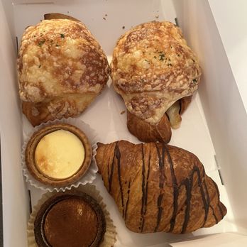 Paris Baguette - Ham and cheese croissants, chocolate croissant, cheese tart, tiramisu tart - Bakeries Near Me - Arcadia, California