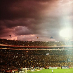 Estadio Universitario - Noche nublada en el estadio.