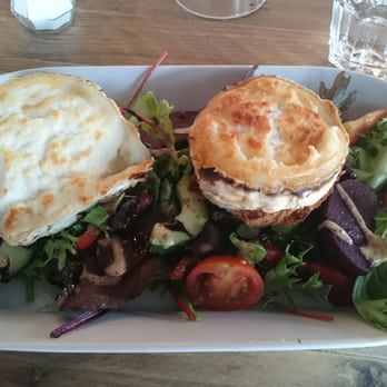 Den Glade Gris - Chevresalat nam - Gastropubs Near Me - Oslo, 03