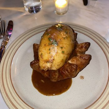 The Rabbit Hole - Steak & mushroom pie - Gastropubs Near Me - Toronto, Ontario The Rabbit Hole - Steak & mushroom pie - Gastropubs Near Me - Toronto, Ontario