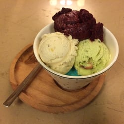 Sago Ice Cream & Cafe - Karadut, ceviz, Antep fıstığı, tropikal karışık ve görünmeyen Bounty