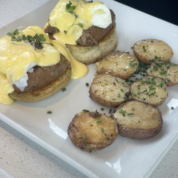 Cafe Mimosa - Eggs Benedict with potatoes - Breakfast & Brunch Near Me - Petaluma, California