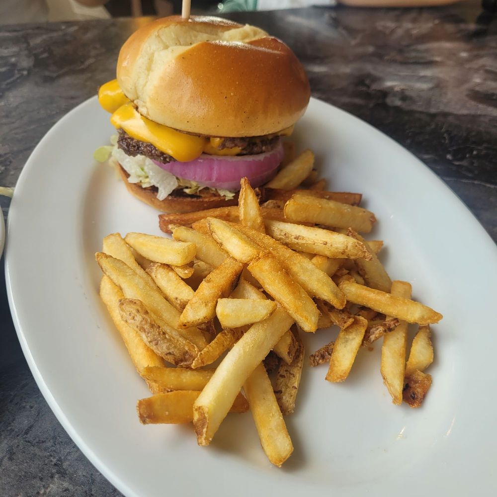 Ruby Tuesday - Smashburger with fries - American Near Me - Elizabeth, New Jersey Ruby Tuesday - Smashburger with fries - American Near Me - Elizabeth, New Jersey