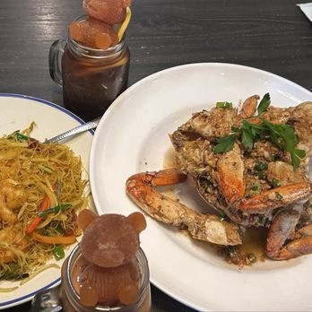 Yi Xin Cafe - Teddy bear lemon iced tea, Teddy bear milk tea, garlic and butter crab, and Singapore noodles. - Hong Kong Style Cafe Near Me - Honolulu, Hawaii