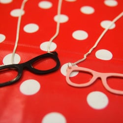 Les P'tits Ateliers - Colliers lunettes en plastique dingue