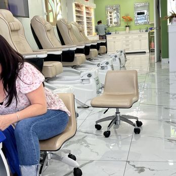 Lake Elsinore Nails - So many chairs. This is just one side of the salon. The other side had another row of chairs as well, with mani stations in the middle. - Nail Salons Near Me - Lake Elsinore, California