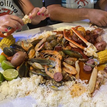 The Boiling Crab - we got the crawfish and snow crab combos - Seafood Near Me - Honolulu, Hawaii The Boiling Crab - we got the crawfish and snow crab combos - Seafood Near Me - Honolulu, Hawaii