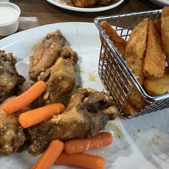 Anchor Bar-Schertz - Dry Wing Snack Combo ( 5pcs wings and potato wedges) - Bars Near Me - Schertz, Texas