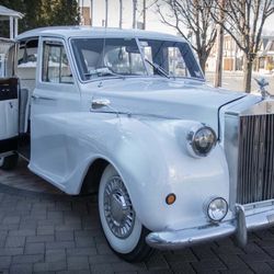 Bubz Limos - 1967 Rolls Royce. Perfect for wedding transportation. Antique cars
