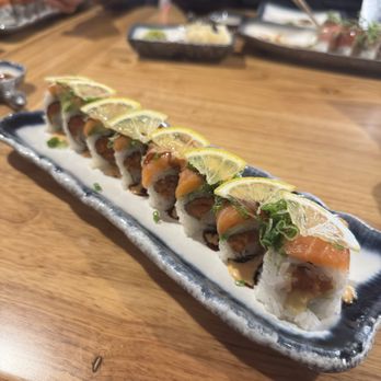 Sushi Kawa - Tokoyo roll with lemon slices - Sushi Bars Near Me - Sacramento, California Sushi Kawa - Tokoyo roll with lemon slices - Sushi Bars Near Me - Sacramento, California