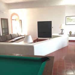 Hotel Villa de Arqueologicas - Library sitting area with TV