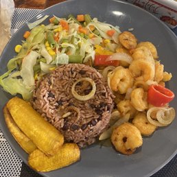 Shrimp,rice with peas and vegetables with fried plantains Shrimp,rice with peas and vegetables with fried plantains