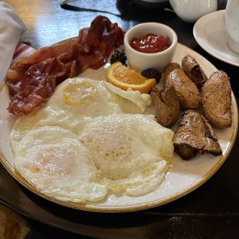 Cedarbrook Lodge - American breakfast - Hotels Near Me - SeaTac, Washington
