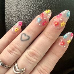 Spring floral nails by Sydney!