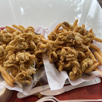 Bob's Clam Hut - Fried clam basket - Seafood Near Me - Kittery, Maine