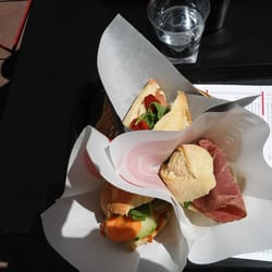 Gourmix - 3 petits sandwichs : jambon mozza, boeuf tomates confites, magret de canard et tomates, le tout avec de lz roquette