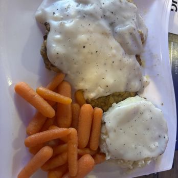 Shiloh's Restaurant - Country Fried Steak with mashed potatoes, gravy and carrots. - Desserts Near Me - Broken Arrow, Oklahoma
