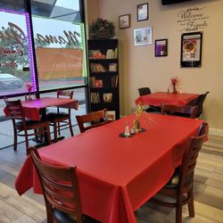 Mama Gina's Restaurant & Catering - Seating area