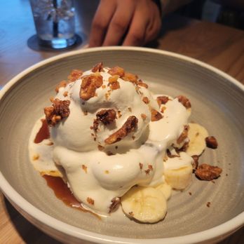 King Taps - Cloud 9 dessert. Perfectly named. Fresh banana, warm banana bread,  vanilla ice cream,  hand whipped cream, and candied walnuts. - Lounges Near Me - North Vancouver, British Columbia