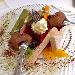 Zur Schmied'n - Dessert Variation mit Kürbiskern Parfait, Mohn-Zimt Parfait und Schokoladen Mousse