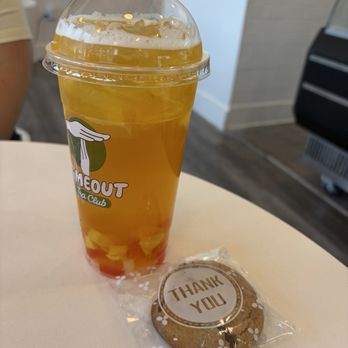 Timeout Tea Club - Mango iced tea with jelly and a welcome cookie for a new customer - Bubble Tea Near Me - San Fernando Valley, California