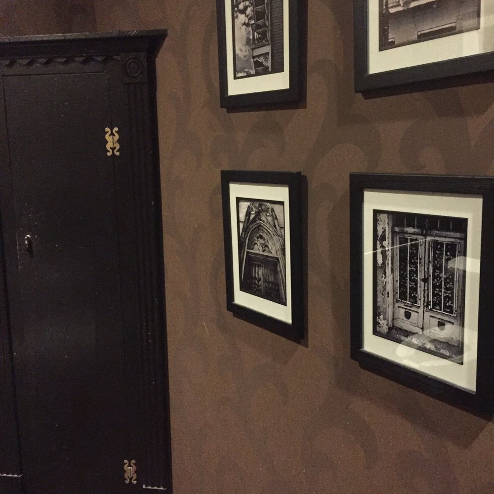 Restaurant Iris - Interior of men's room - Cajun/Creole Near Me - Memphis, Tennessee Restaurant Iris - Interior of men's room - Cajun/Creole Near Me - Memphis, Tennessee